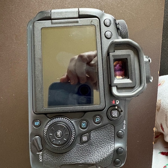 Canon EOS 6D Black with 24-105mm Lens - Picture 6 of 10